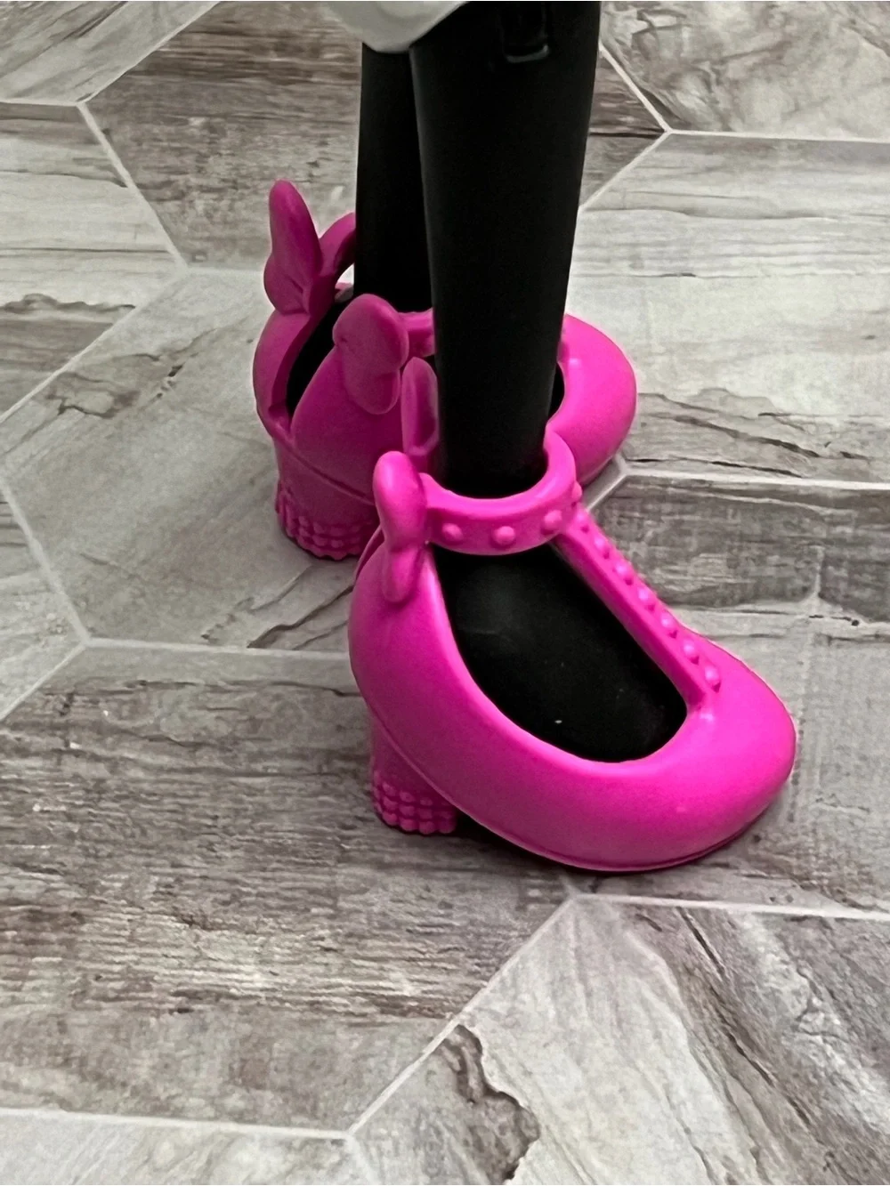Disney Minnie Mouse Fashion Doll Figure Pink Bow Sunglasses Shoes 9.5”
